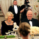Kong Harald, Hertuginne Camilla og statsminister Jens Stoltenberg  under den offisielle middagen på Slottet (Foto: Vidar Ruud / ANB / Scanpix)